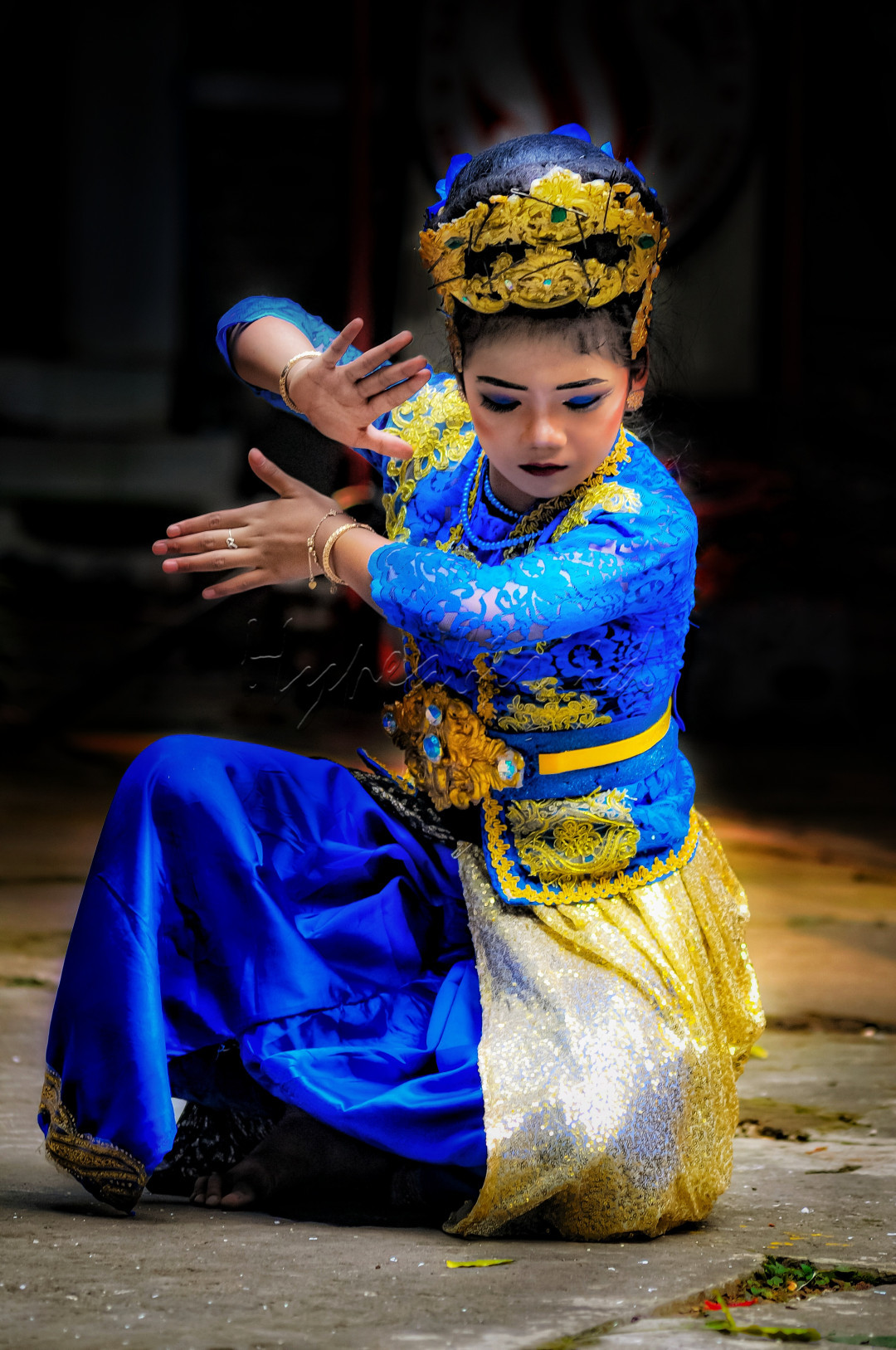 Seorang gadis sedang menghayati gerak tari Jaipong yang sedang dimainkannya.&nbsp;