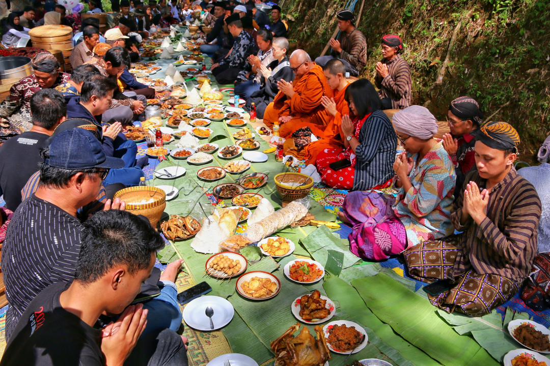 Nyadran ini sudah berlangsung sejak lama bagian dari acara rutin tahunan yang bertujuan mempererat solidaritas dan kerukunan antar warga dusun krecek, Desa Getas, Kec. Kaloran Temanggung. Mereka telah tetap mempraktikan nilai- nilai keharmonisan dalam interaksi sosial mereka dengan baik tanpa ada konflik, apalagi yang dilatarbelakangi perbedaan keyakinan.