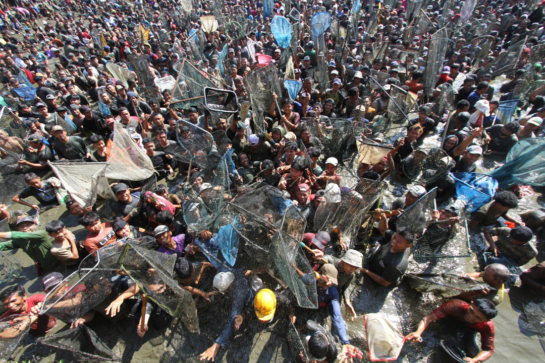 Warga membawa jaring untuk menangkap ikan saat Festival Memet Ikan di kolam Desa Gemblegan, Kalikotes, Klaten, Jawa Tengah, Minggu (21/7/2024). Sebanyak 2 ton ikan disebar untuk ditangkap bersama pada festival memet ikan 2024 sekaligus sebagai upaya mengajak masyarkat untuk gemar makan ikan.