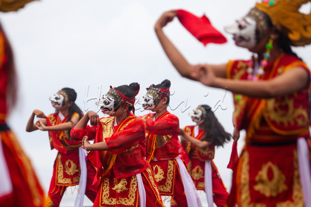 Topeng Kaliwungu merupakan kesenian yang termasuk warisan budaya tak benda asli dari Kab. Lumajang. Kesenian merupakan wujud dari wajah Indonesia yang harus dilestarikan.