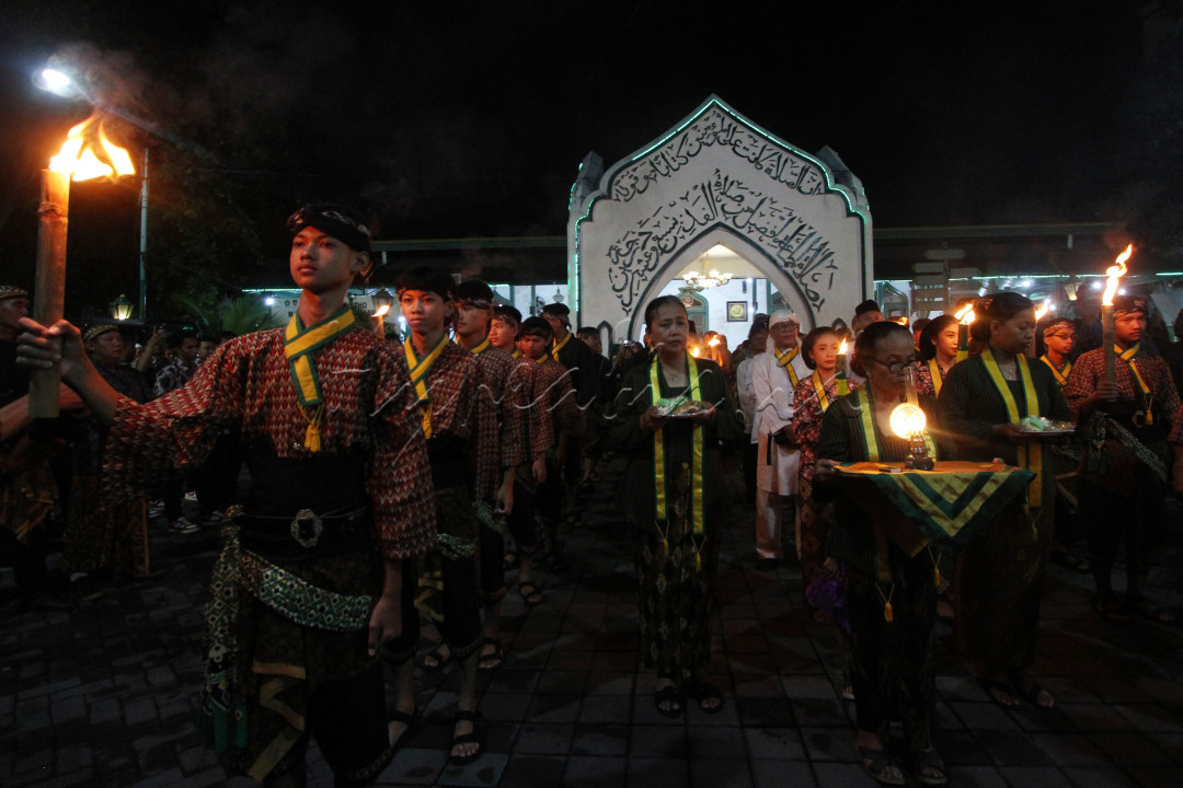 Abdi dalem Mangkunegaran membawa obor mengikuti Pawai Obor Takbir Keliling di kawasan Pura Mangkunegaran, Solo, Jawa Tengah, Selasa (9/4/2024). Pawai yang digelar abdi dalem dan pengurus Masjid Al-Wusto tersebut sebagai simbol kebersamaan sekaligus menyambut hari raya Idul Fitri 1445 H yang jatuh pada Rabu (10/4).