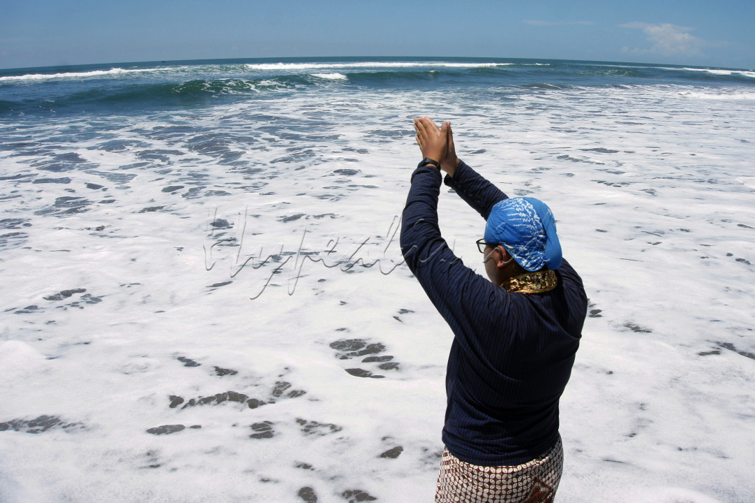 Tradisi Labuhan Parangkusumo adalah&nbsp;upacara adat yang dilakukan di Pantai Parangkusumo, Yogyakarta, Indonesia.&nbsp;Upacara ini merupakan ungkapan rasa syukur kepada Tuhan dan alam, yang diwujudkan dengan barang-barang yang dilarung ke laut selatan, seperti hasil bumi, pakaian, dan sesajen