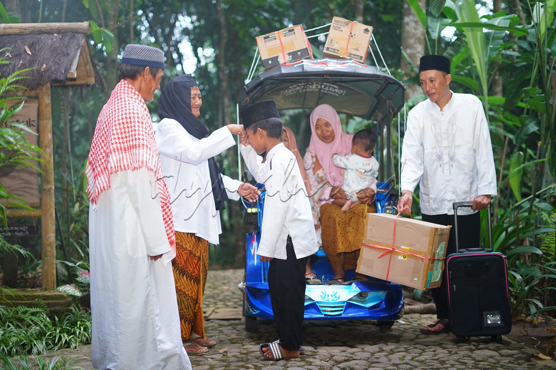Mudik adalah sebuah tradisi menjelang lebaran, hal ini sebagai bentuk ungkapan rasa kangen kepada kampung halaman dan sanak saudara di kampung halaman