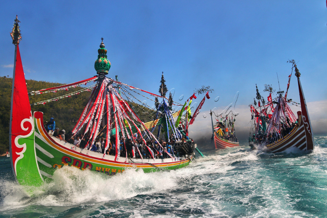 Merupakan sebuah ritual yang dilakukan masyarakat pesisir secara turun temurun sebagai tujuan ungkapan bentuk syukur atas tangkapan hasil laut nelayan Banyuwangi, digelar setiap 15 Muharram/Suro penanggalan Jawa.<br />
Proses ritual ini dilakukan dengan melarung sesaji ke tengah laut serta dilaksanakan prosesi selamatan. Para nelayan akan berlayar dengan kapal yang telah dihias dengan pernak-pernik dan warna yang unik sembari menggiring kapal utama yang bertugas membawa sesaji menuju Tanjung Sembulungan, Muncar.<br />
Sesampainya di Tanjung Sembulungan, Gitik atau kapal yang akan membawa sesaji akan dihanyutkan hingga ke tengah laut dan kemudian para nelayan akan berlomba untuk mengambil sesaji yang hanyut.