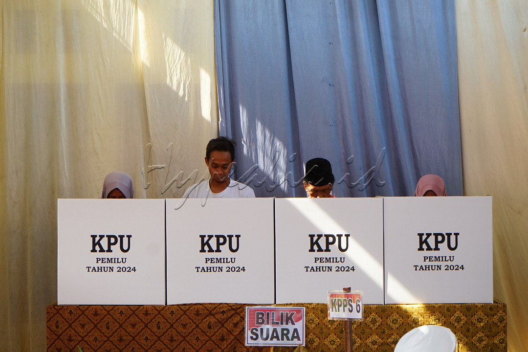 Pemilu atau singkatan dari Pemilihan Umum adalah proses demokratis untuk memilih wakil rakyat atau pejabat pemerintahan secara langsung oleh warga negara suatu&nbsp;negara.&nbsp;Pemilihan Umum merupakan mekanisme penting dalam sistem demokrasi modern yang memungkinkan rakyat untuk berpartisipasi dalam menentukan pemimpin dan kebijakan negara.