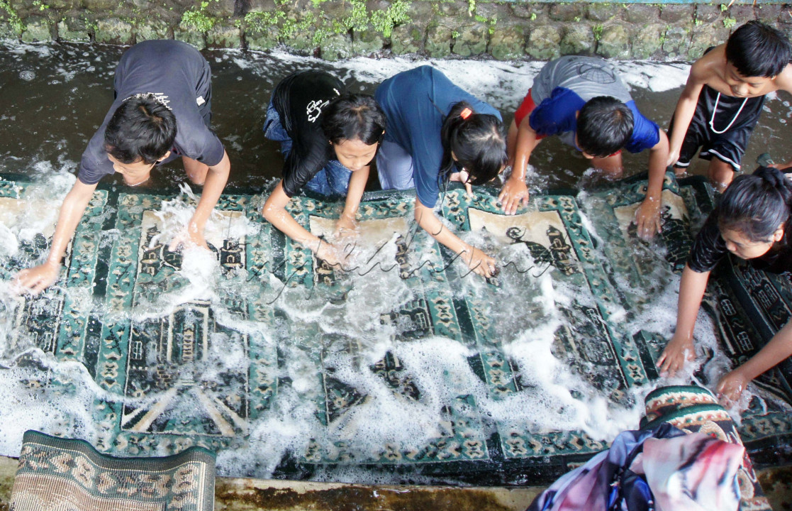 &nbsp;Ratusan umat muslim di Salatiga dan Semarang sekitarnya ramai-ramai mencuci sajadah, tikar dan karpet masjid di sumber mata air Sendang Senjoyo, Kabupaten Semarang. Kegiatan ini merupakan wujud antusiame warga dalam menyambut datangnya bulan suci Ramadhan 1443 H.&nbsp;<br />
<br />
&nbsp;