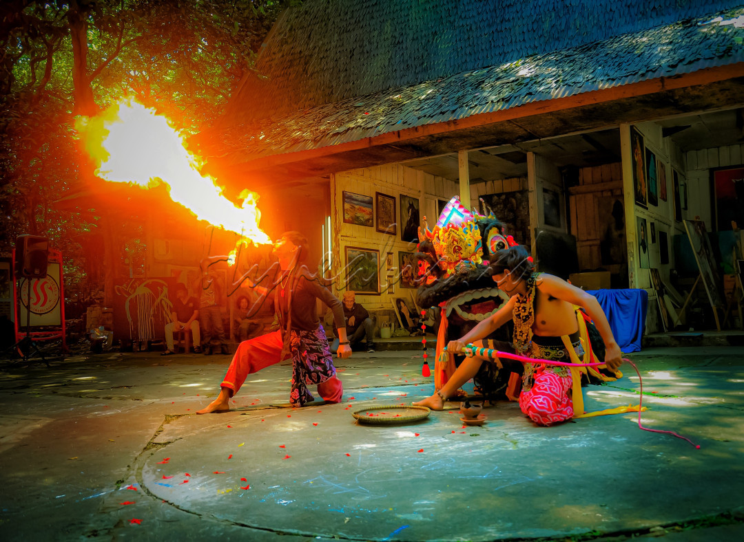 Kesenian Barong Geni yang berasal dari Cirebon.&nbsp;