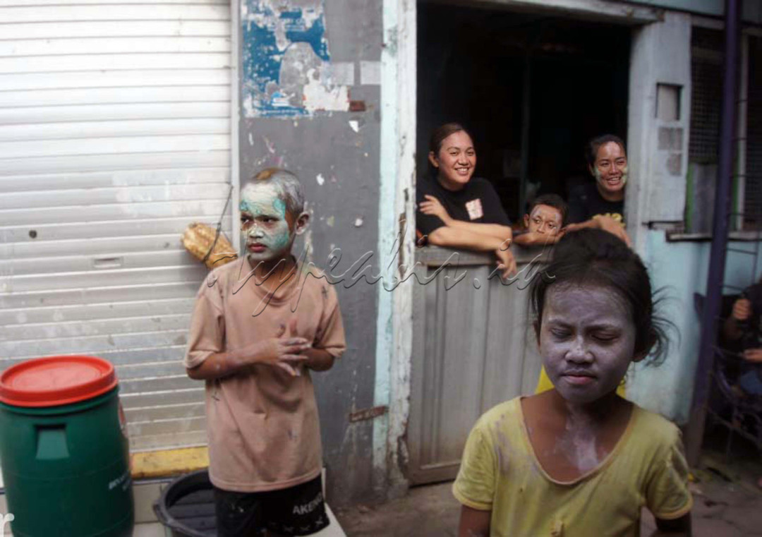&nbsp;<br />
Tradisi ini diawali dengan mencoret-coret wajah dengan warna hijau, merah, putih, biru, hingga kuning yang diartikan sebagai dosa-dosa hidup. Gebyuran Bustaman, seperti namanya, adalah upacara perang air yang dimaksudkan untuk membersihkan diri dari dosa-dosa sebelum berpuasa.