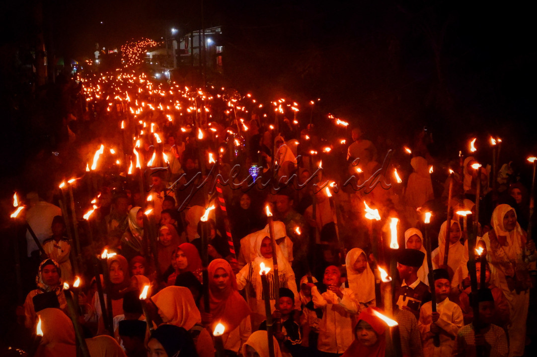 Pawai 1000 obor saat malam tahun baru hijriah di Desa Penanggal, Kab. Lumajang, Jawa Timur menunjukkan antusiasme, guyub, rukun antar sesama warga. Kerukunan merupakan wujud dari wajah Indonesia.