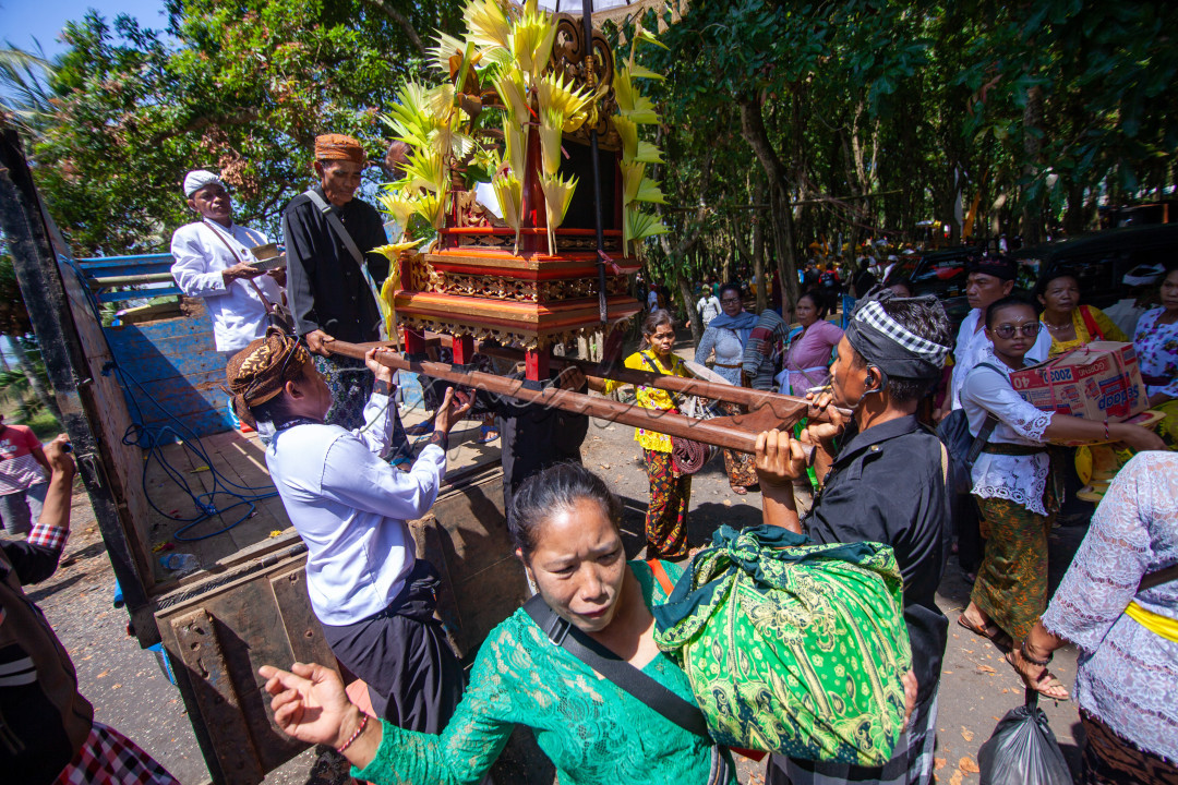 Gotong royong merupakan identitas wajah Indonesia dan kali ini dilakukan ketika persiapan upacara ritual Melasti di Pantai Watu Pecak, Kab. Lumajang, Jawa Timur.