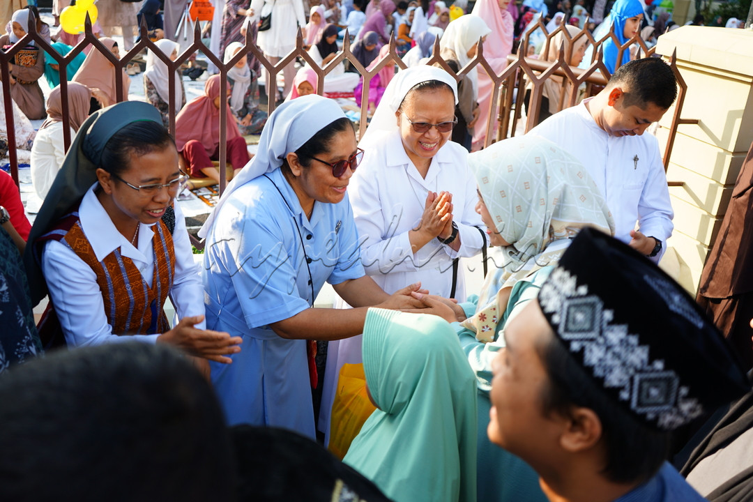 Kota Malang adalah salah satu contoh dalam toleransi beragama, dimana setiap lebaran atau idul fitri selai diberikan tempat atau fasilitas beribadah, umat nasrani juga menyambut dengan bermaafan saat idul fitri