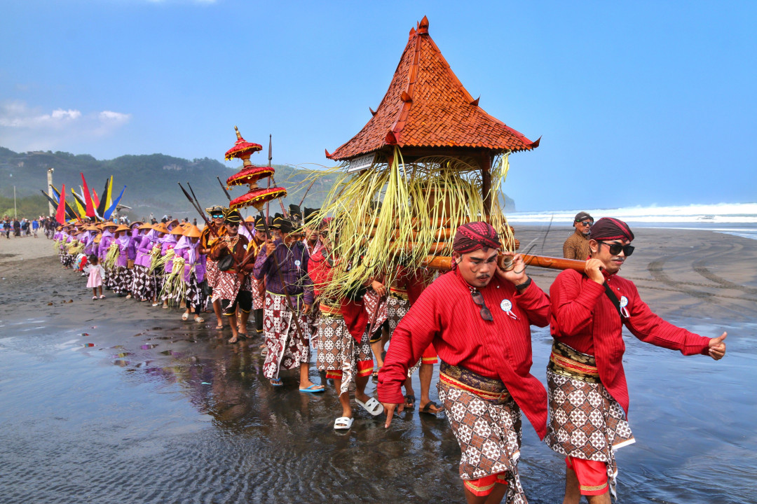 Ratusan warga Dusun Mancingan, Desa Parangtritis, Kecamatan Kretek, Bantul melaksanakan Labuhan Bekti Pertiwi Pisungsung Jaladri hari ini. Tradisi ini dilaksanakan sebagai wujud rasa syukur kepada Tuhan Yang Maha Esa (YME).<br />
Warga dengan mengenakan pakaian adat Jawa tampak berduyun-duyun mendatangi di Pantai Parangkusumo sembari mengarak gunungan berisi hasil bumi. Selanjutnya rombongan melakukan doa bersama.<br />
Selesai berdoa, melaksanakan Labuhan Bekti Pertiwi Pisungsung Jaladri. Adapun barang yang dilabuh warga berupa pakaian, sedangkan gunungan berisi hasil bumi diperebutkan oleh warga dan pengunjung Pantai tersebut.