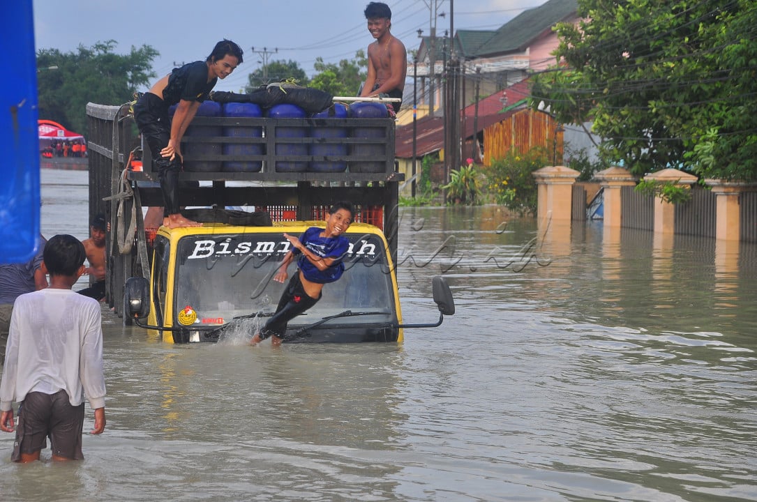 Hiburan Kala Banjir&nbsp;<br />
<br />
Masyarakat menghibur diri saat banjir menenggelamkan jalan raya nasional pantura Kabupaten Demak, Jateng, Februari 2024 lalu. Kendati bencana melanda, masyarakat tetap tegar.