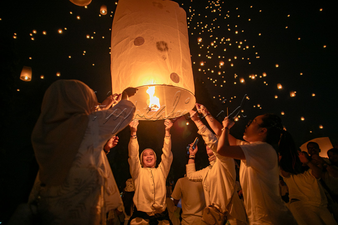 Sebanyak 8.000 orang penganut agama Buddha dari majelis yang tergabung dalam Organisasi Perwalian Umat Buddha Indonesia (Walubi) merayakan&nbsp;Waisak&nbsp;2568 BE/2024 di Candi Borobudur, Kamis (23/5/2024).&nbsp;Detik-detik&nbsp;Waisak&nbsp;jatuh pada pukul 20.52.42, rangkaian perayaan&nbsp;Waisak&nbsp;akan ditutup dengan melepaskan 2568 lampion, angka yang sama dengan tahun penyelenggaraan&nbsp;Waisak.