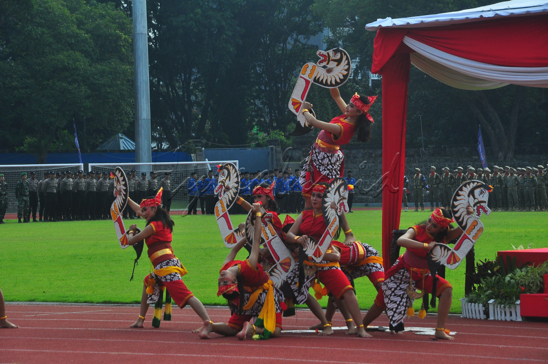 Tarian Tradisional&nbsp;
<div>&nbsp;</div>

<div>Para penari tampil dalam kegiatan olahraga di Surakarta, beberapa waktu lalu. Tarian tradisional kerap dimainkan dalam even apapun sebagai bentuk pelestarian kebudayaan.</div>

<div>&nbsp;</div>

<div>&nbsp;</div>