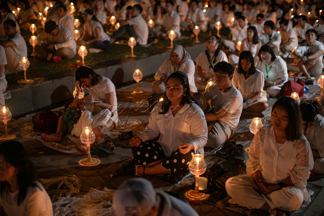 Sebanyak 8.000 orang penganut agama Buddha dari majelis yang tergabung dalam Organisasi Perwalian Umat Buddha Indonesia (Walubi) merayakan&nbsp;Waisak&nbsp;2568 BE/2024 di Candi Borobudur, Kamis (23/5/2024).&nbsp;Detik-detik&nbsp;Waisak&nbsp;jatuh pada pukul 20.52.42, rangkaian perayaan&nbsp;Waisak&nbsp;akan ditutup dengan melepaskan 2568 lampion, angka yang sama dengan tahun penyelenggaraan&nbsp;Waisak.