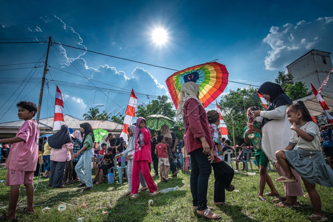 Seru dan semaraknya Hari Kemerdekaan, membuat warga masyarakat meringankan langkah menuju lokasi permainan dan perlombaan hanya untuk sekedar Nonton Bareng, Permainan dan perlombaan yang setahun sekali mereka saksikan