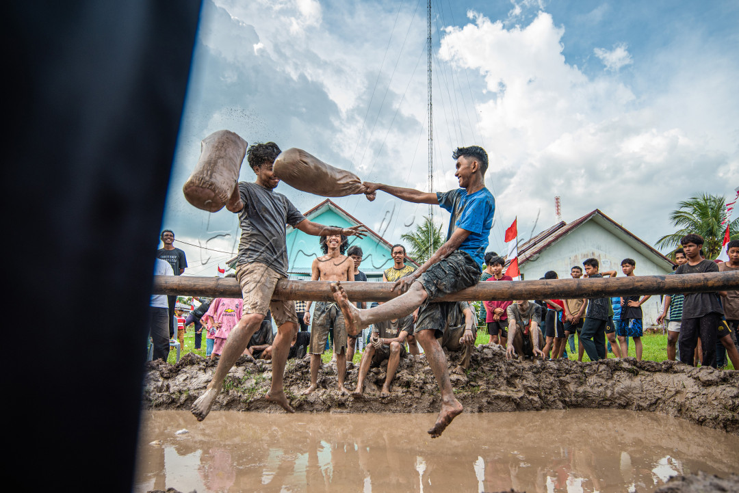 Perang Bantal adalah permainan tradisional yang seru dan sudah sejak lama dikenal sebagai permainan 17san untuk hiburan, pemain diberikan bantal dengan duduk pada sebatang pohon lalu dibawahnya adalah air atau kolam, yang jatuuh adalah yang kalah dalam perang ini