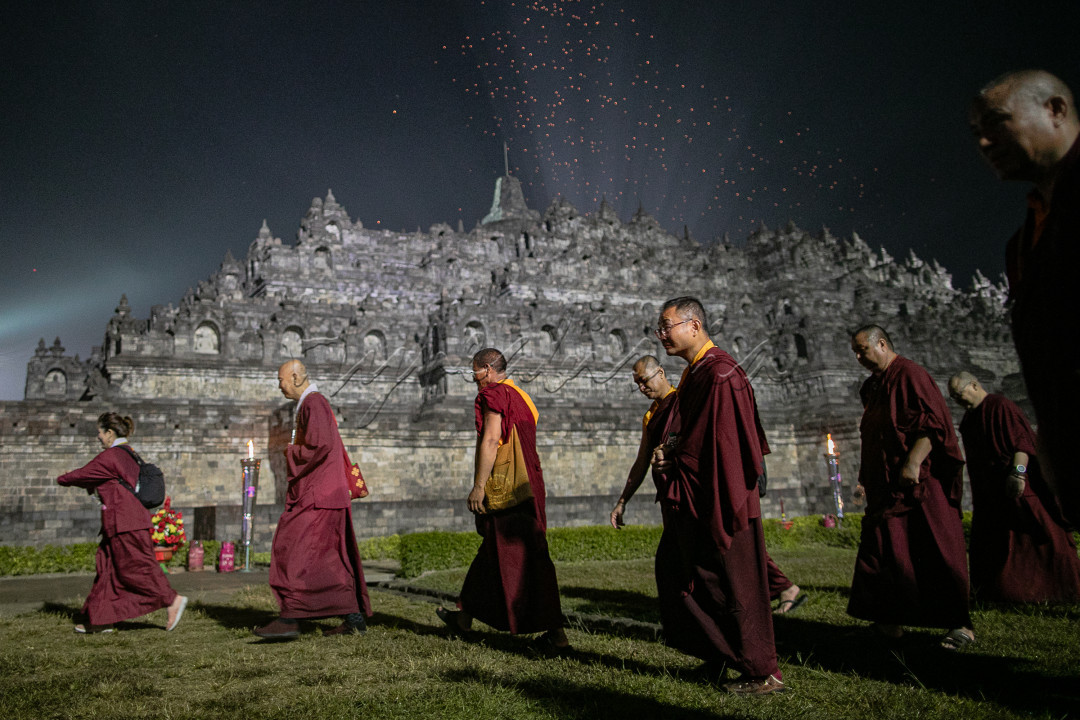 Sebanyak 8.000 orang penganut agama Buddha dari majelis yang tergabung dalam Organisasi Perwalian Umat Buddha Indonesia (Walubi) merayakan&nbsp;Waisak&nbsp;2568 BE/2024 di Candi Borobudur, Kamis (23/5/2024).&nbsp;Detik-detik&nbsp;Waisak&nbsp;jatuh pada pukul 20.52.42, rangkaian perayaan&nbsp;Waisak&nbsp;akan ditutup dengan melepaskan 2568 lampion, angka yang sama dengan tahun penyelenggaraan&nbsp;Waisak.