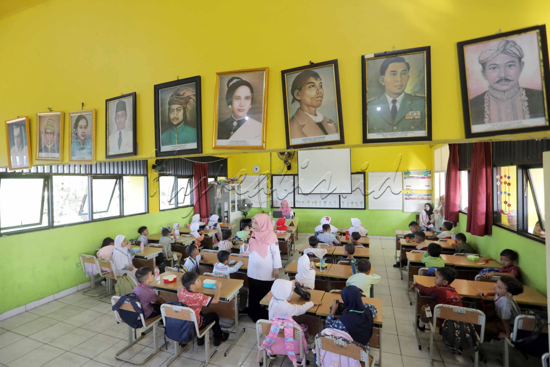 Guru kelas memberikan pengarahan kepada murid baru saat mas?uk kelas pertama ajaran tahun baru 2024/2025 di sekolah SDN Kembangan 08 Pagi, Jakarta Barat, Senin (8/7/2024).&nbsp;