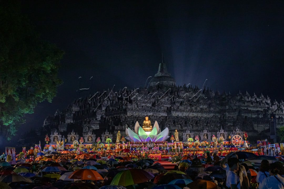 Sebanyak 8.000 orang penganut agama Buddha dari majelis yang tergabung dalam Organisasi Perwalian Umat Buddha Indonesia (Walubi) merayakan&nbsp;Waisak&nbsp;2568 BE/2024 di Candi Borobudur, Kamis (23/5/2024).&nbsp;Detik-detik&nbsp;Waisak&nbsp;jatuh pada pukul 20.52.42, rangkaian perayaan&nbsp;Waisak&nbsp;akan ditutup dengan melepaskan 2568 lampion, angka yang sama dengan tahun penyelenggaraan&nbsp;Waisak.