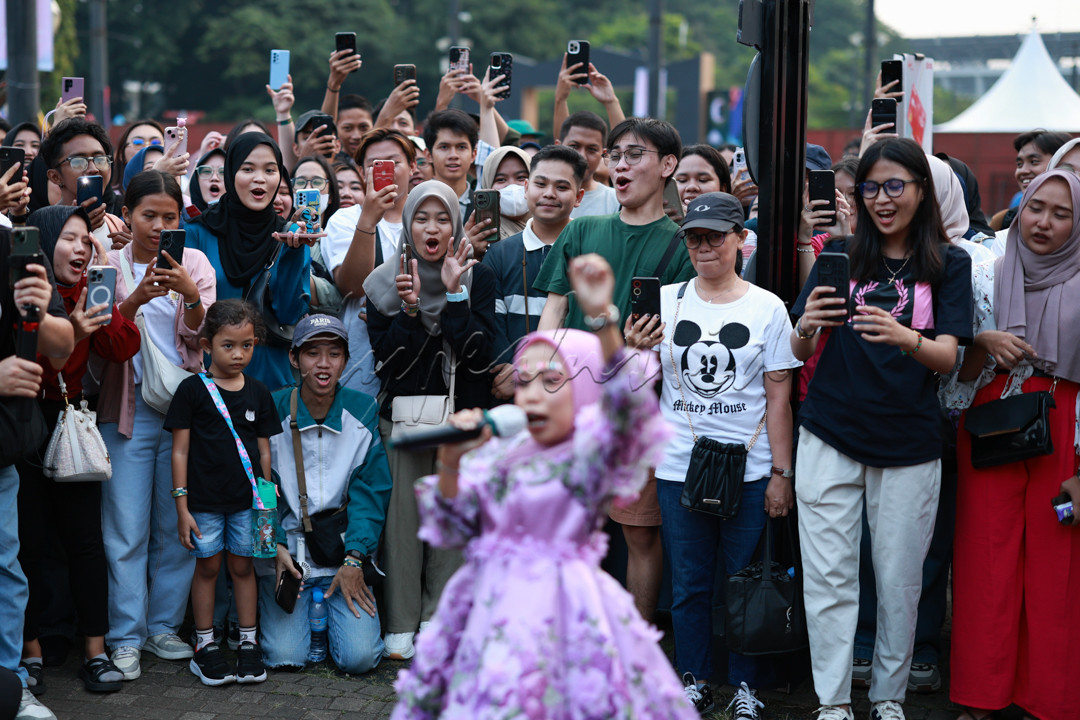 Penonton menyaksikan penampilan Lolly Unyu di acara Pasar Malem Narasi 2024 Plaza Timur GBK Senayan, Jakarta, Sabtu 20 Juli 2024.