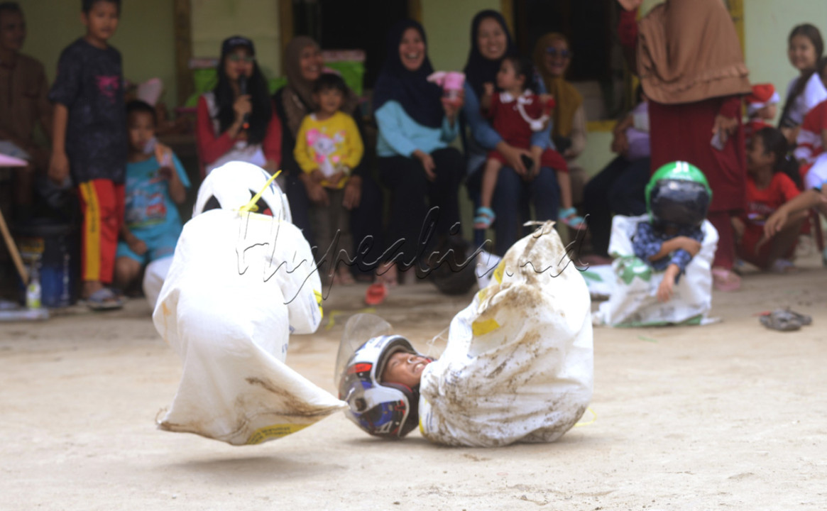 Bikin&nbsp;Gemes dan membuat dag dig dug, aksi beberapa Boah cilik (bocil) perserta lomba Balap Karung lengkap dengan helmnya di Lrg. SMP 37 RT 12 Kelurahan Merah Mata Kecamatan Kalidoni Palembang (17/8/24) dalam menyambut HUT RI ke-79. Seperti layaknya balap Motor GP, mereka beradu kecepatan sampai crash terpental dan bergulingan di jalan.&nbsp;