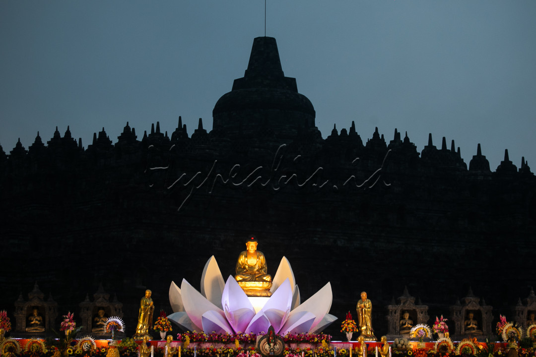 Sebanyak 8.000 orang penganut agama Buddha dari majelis yang tergabung dalam Organisasi Perwalian Umat Buddha Indonesia (Walubi) merayakan&nbsp;Waisak&nbsp;2568 BE/2024 di Candi Borobudur, Kamis (23/5/2024).&nbsp;Detik-detik&nbsp;Waisak&nbsp;jatuh pada pukul 20.52.42, rangkaian perayaan&nbsp;Waisak&nbsp;akan ditutup dengan melepaskan 2568 lampion, angka yang sama dengan tahun penyelenggaraan&nbsp;Waisak.