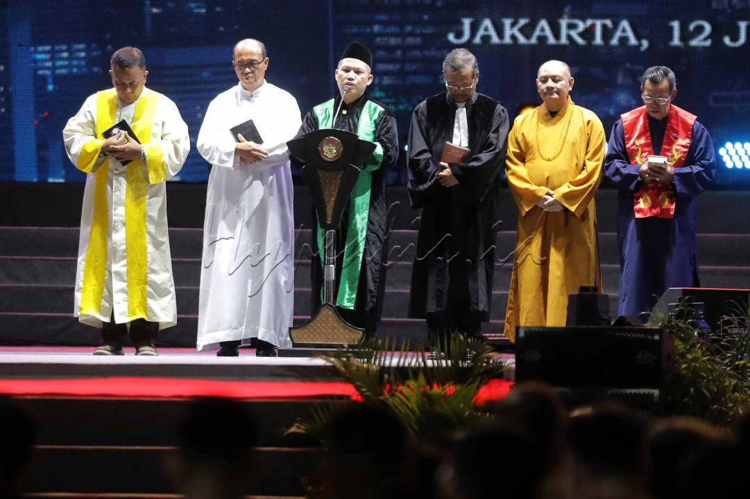 Enam tokoh agama saat Bersama-sama berdoa dalam pembukaan penyelenggaraan Pekan Raya Jakarta (PRJ) di JIEXpo kemayoran, Jakarta, Rabu (12/6/2024).