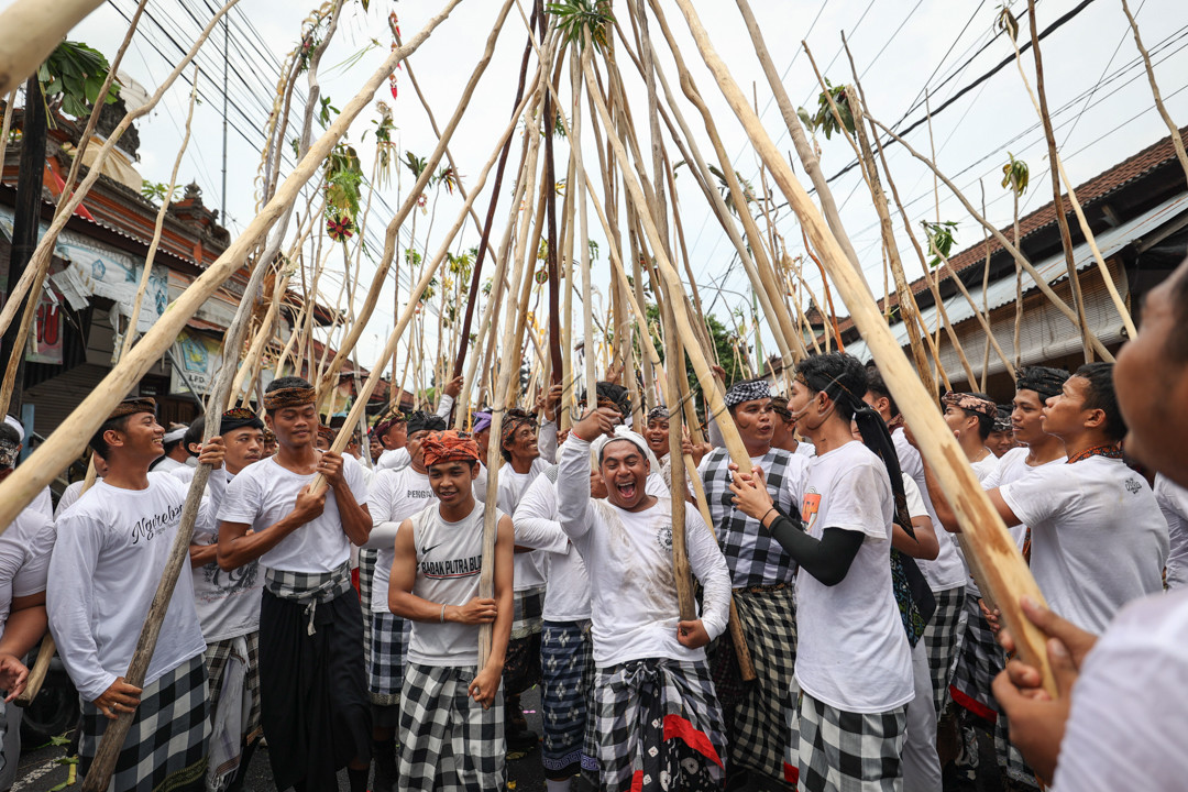 Umat ??Hindu mengangkat galah saat penyelenggaraan tradisi Mekotek di Desa Adat Munggu, Bali, Indonesia, Sabtu 9 Maret 2024.