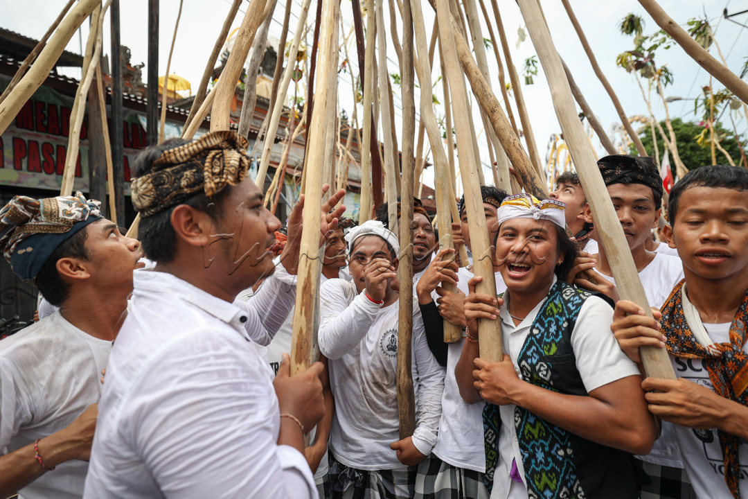 Umat ??Hindu mengangkat galah saat penyelenggaraan tradisi Mekotek di Desa Adat Munggu, Bali, Indonesia, Sabtu 9 Maret 2024.