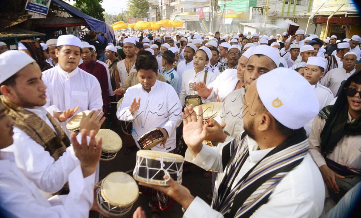 Ribuan&nbsp;Umat Muslim Sumatera Selatan melakukan Longmarch dari Makam habaib/toko agama yang satu ke makam habaib yang lainnya, di jalan M isa dan jalan Perintis Kemerdekaan serta Makam kawah Tengkurep 3 Ilir Palembang, untuk Berziarah Kubro Menyambut Gembira datangnya Bulan Suci Ramadhan 1445 H (1/3/24). Banyak wisatawan dan kaum muslimin dari negara tetangga mengikuti Houl Ziarah Kubro ini sebagai wisata religi.