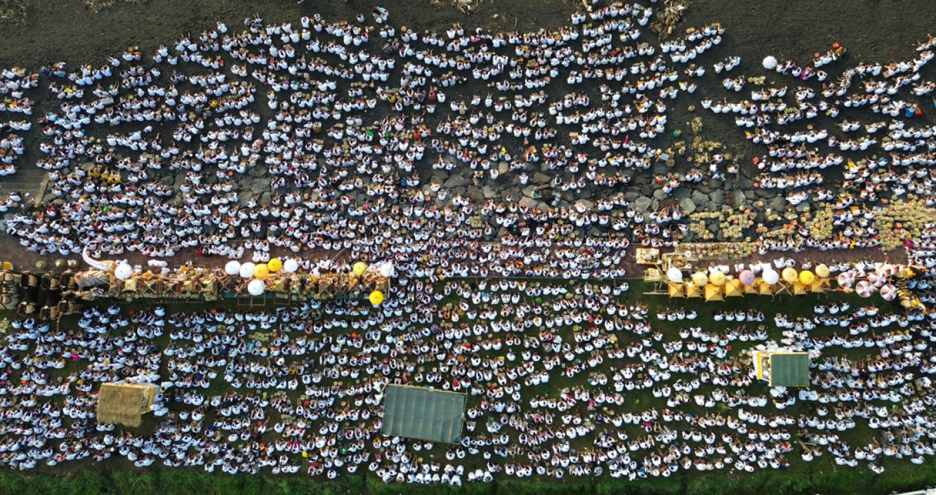 Umat ??Hindu mengikuti upacara pensucian diri yang disebut Melasti, untuk menyambut hari raya Nyepi di Pantai Lembeng, Bali, Indonesia, Jumat 8 Maret 2024.