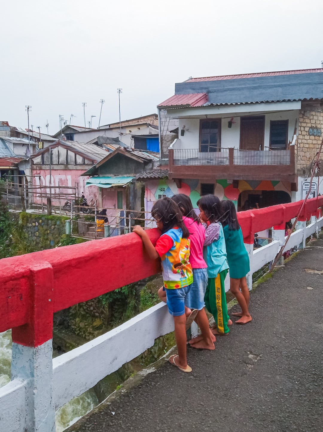 Bersama dengan sahabat melihat derasnya air sungai Ciliwung yang mengalir sungguh menyenangkan dan ini menjadi kegiatan rutin anak-anak yang tinggal di perumahan dataran tinggi yang dilewatin sungai Ciliwung Bogor