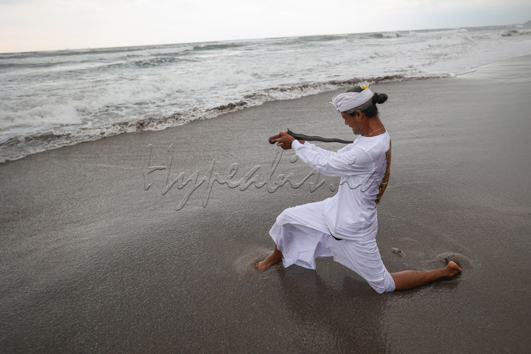 Umat ??Hindu menusukkan keris ke tubuh saat upacara pensucian diri yang disebut Melasti, untuk menyambut hari raya Nyepi di Pantai Batu Bolong, Bali, Indonesia, Jumat 8 Maret 2024.
