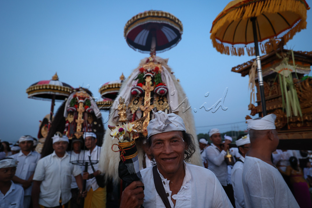 Umat ??Hindu mengikuti upacara pensucian diri yang disebut Melasti, untuk menyambut hari raya Nyepi di Pantai Lembeng, Bali, Indonesia, Jumat 8 Maret 2024.