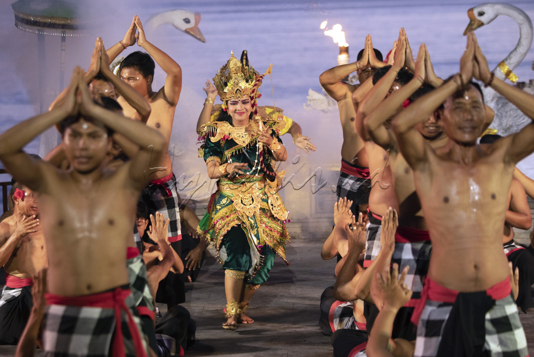 Pertunjukan tarian kecak yang bertemakan percintaan di kawasan Pantai Bali.