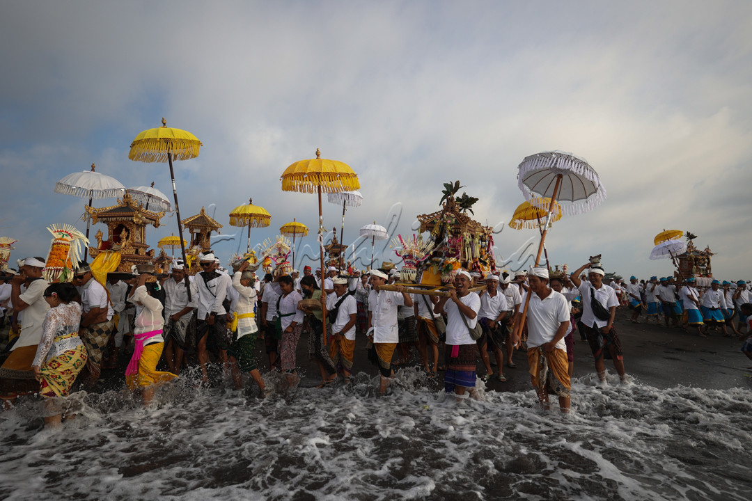 Umat ??Hindu mengikuti upacara pensucian diri yang disebut Melasti, untuk menyambut hari raya Nyepi di Pantai Lembeng, Bali, Indonesia, Jumat 8 Maret 2024.