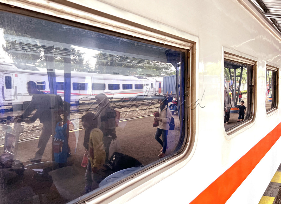 Ratusan&nbsp;&nbsp;pemudik Arus Balik Liburan Hari Raya Idul Fitri 1445 H bersama teman, kerabat dan keluarga lebih memilih perjalanan menggunakan Moda Transportasi Kereta Api, KA Rajabasa tujuan Lampung di Stasiun Kertapati, Palembang, &nbsp;(15/4/24). &nbsp;Begitupun dengan KA Bukit Serelo tujuan Lubuk Linggau di jam berikutnya namun penumpang sudah memadati Stasiun Tipe A Kertapati. PT KAI (Persero) Divre III Palembang sejak pukul 07.00 WIB pagi tadi. Ratusan penumpang sudah menunggu dua kereta api tersebut,&nbsp;<br />
Dengan fasilitas dan pelayanan ruang tunggu yang nyaman, ada tempat bermain anak, ditambah tiket yang super murah, membuat perjalanan mudik &nbsp;Aman dan Nyaman.