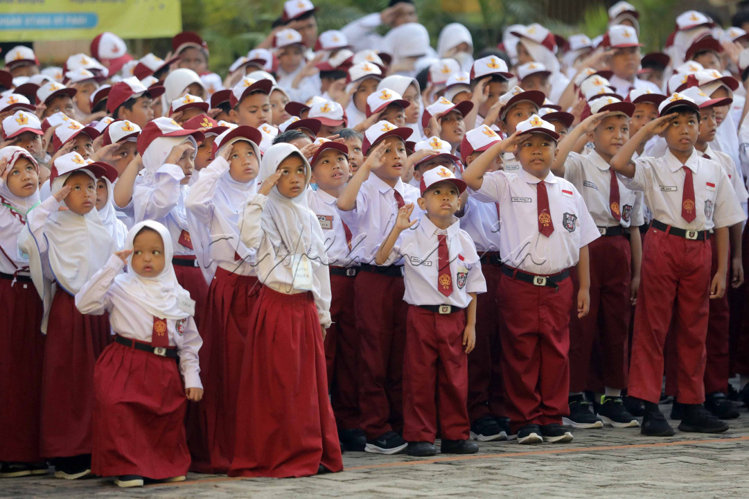 Siswa-siswi saat mengikuti upacara bendera saat mas?uk sekolah ajaran tahun baru 2024/2025 di sekolah SDN Kembangan 08 Pagi, Jakarta Barat, Senin (8/7/2024)