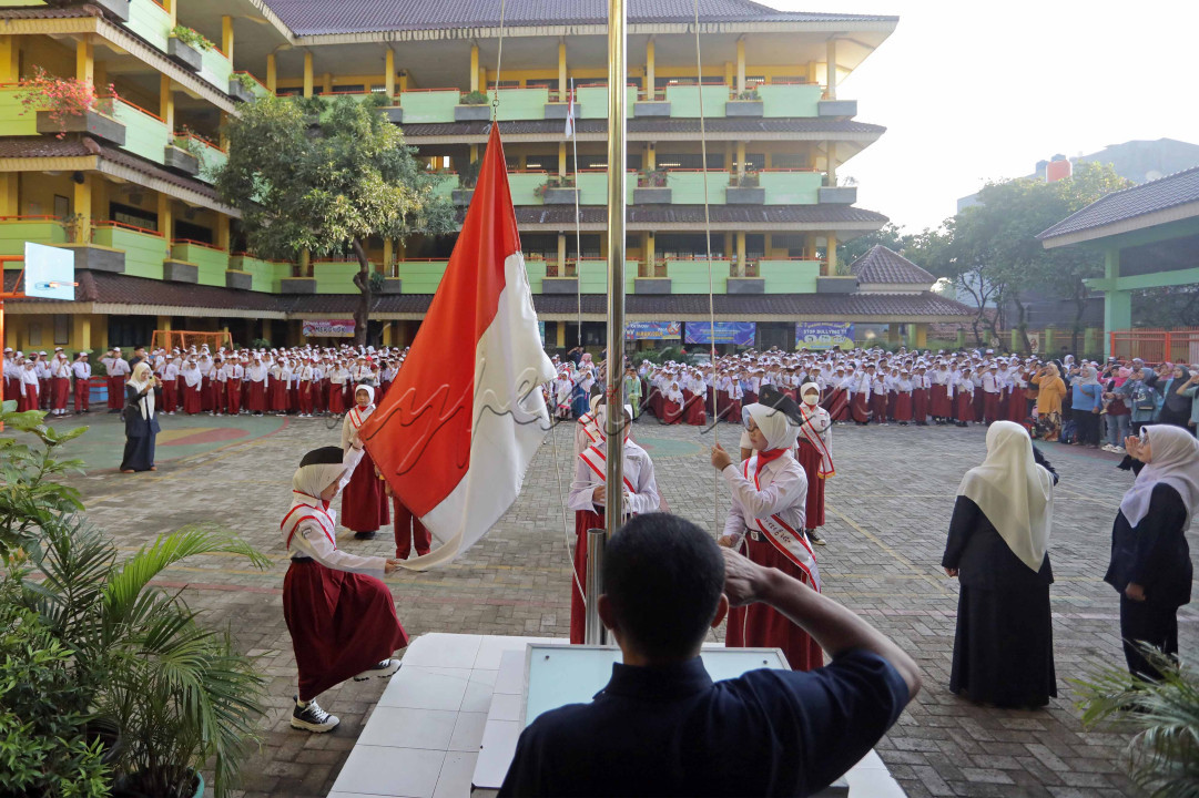 Siswa-siswi saat mengikuti upacara bendera saat mas?uk sekolah ajaran tahun baru 2024/2025 di sekolah SDN Kembangan 08 Pagi, Jakarta Barat, Senin (8/7/2024).