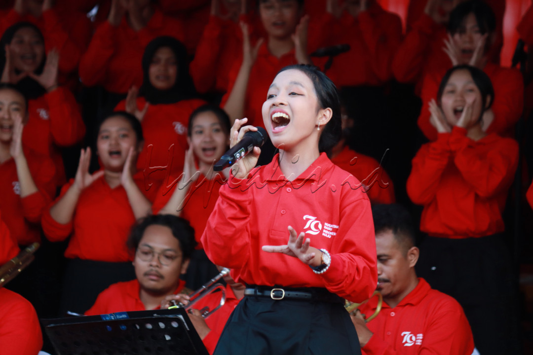 Tidak ada istilah keberhasilan pribadi karena yang ada hanyalah kerjasama team. Foto ini adalah foto team paduan suara pelajar saat tampil di upacara penurunan bendera mrah putih tanggal 17 Agustus 2024 di Gedung Grahadi, Surabaya