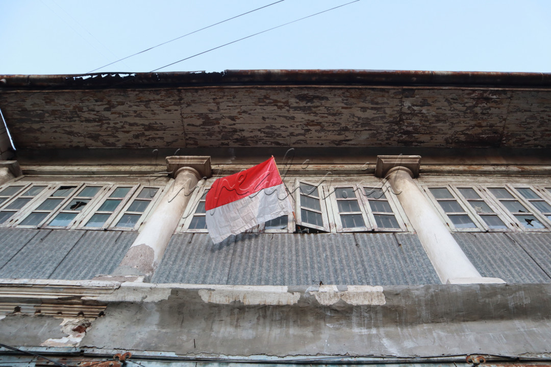 Foto diambil di daerah Pecinan di Surabaya.Terlihat semangat kebangsaan yang sangat kuat di balik sebuah rumah lama