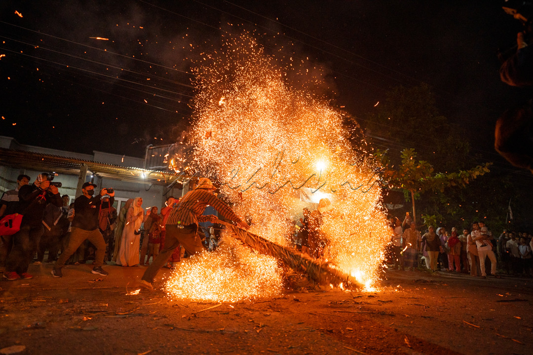 Bercampurnya peserta, penonton, tourist, dan fotografer pada acara adat perang obor membuat suasana menjadi hangat menularkan semangat yang sangat membara.