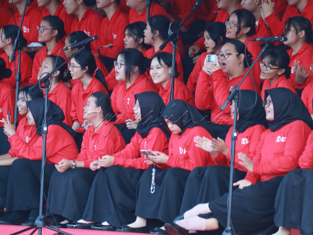Judul: NALURI FOTOGRAFER<br />
Deskripsi: Seorang fotografer itu aslinya dilahirkan dan bukan dicetak.Ini tampak dari sikap seorang anggota paduan suara pelajar saat akan tampil dalam upacara penuruna bendera merah putih di gedung Grahadi Surabaya tanggal 17 Agustus 2024