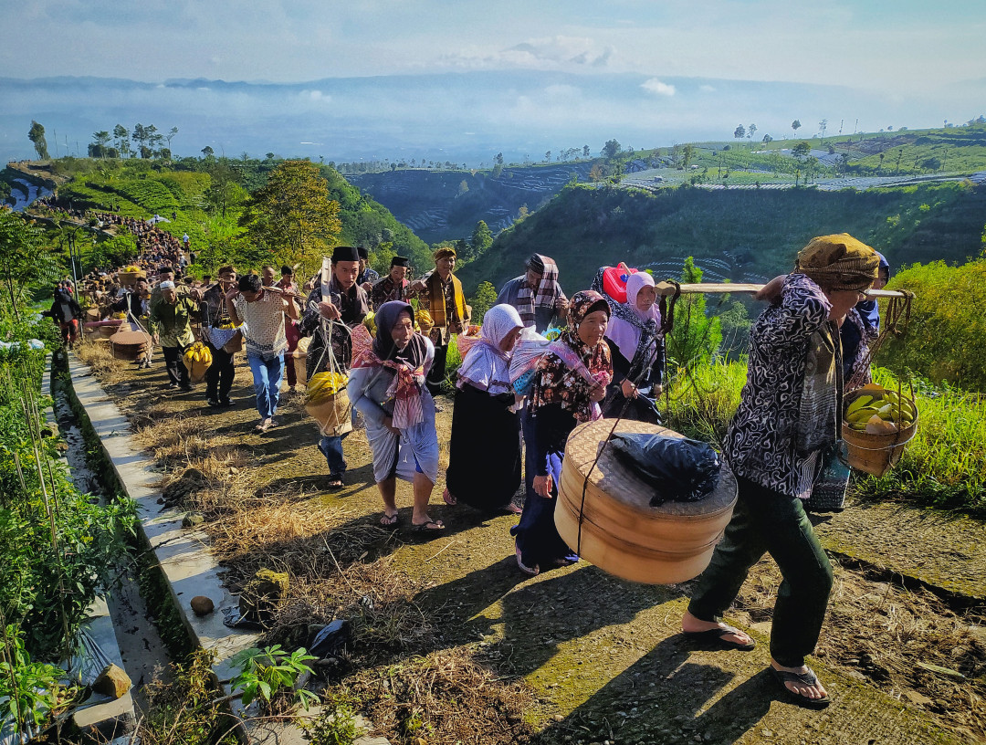 Masyarakat Desa Plabengan berjalan beriringan menuju makam leluhur dalam rangka melaksankan tradisi Rejeban&nbsp;