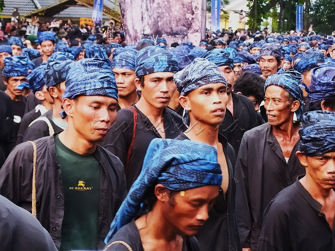 Wajah-wajah para lelaki dari Suku Baduy yang mengikuti tradisi Seba Baduy ditandai dengan membawa aneka hasil bumi untuk diserahkan kepada Bupati Lebak.