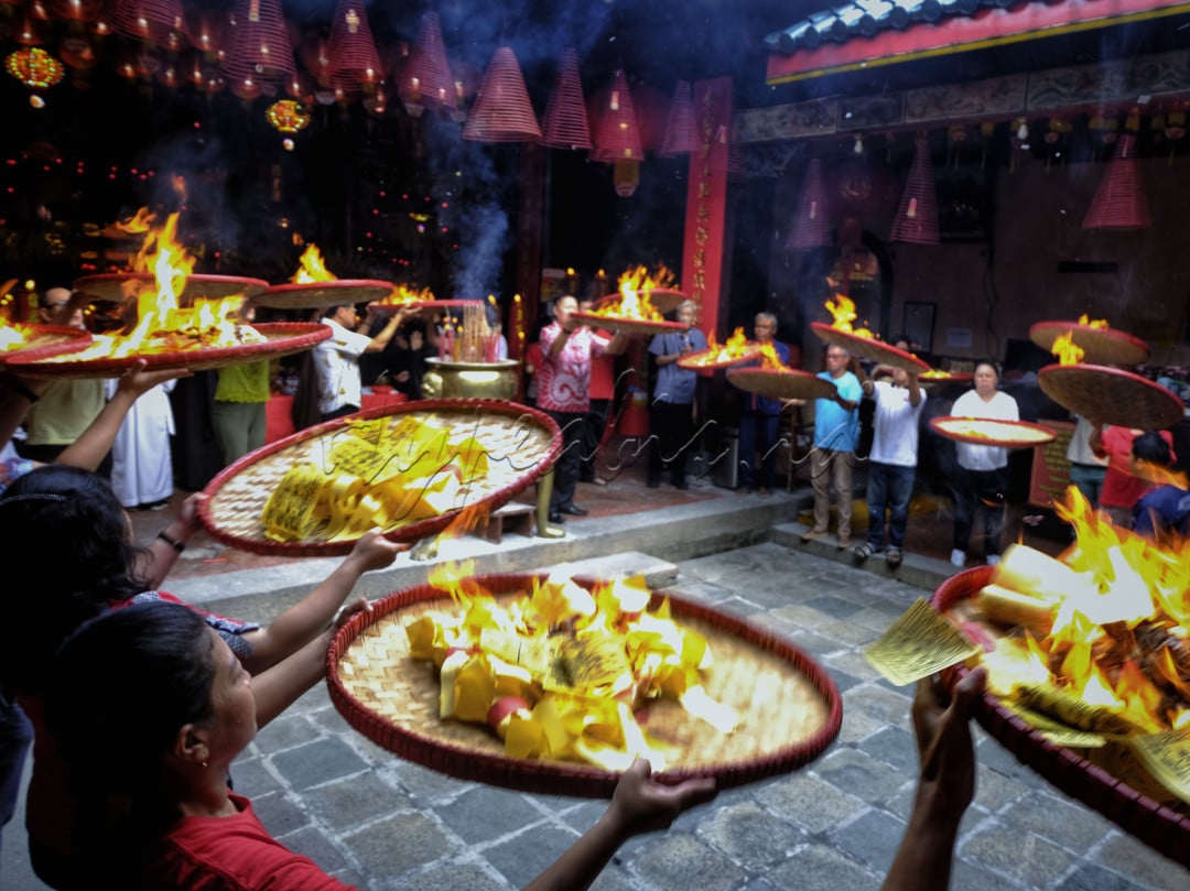 Tradisi Toa Pek Kong merupakan bagian dari perayaan Tahun Baru Imlek dimana para jemaat mengantarkan para dewa menuju Kahyangan lewat lantunan doa