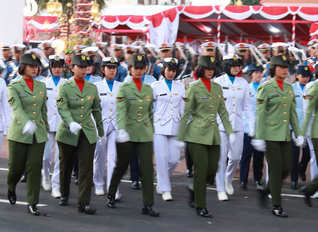 Berbagai kesatuan TNI bersatu padu berbaris dengan langkah tegap saat upacara penuruna bendera merah putih di gedung grahadi Surabaya tanggal 17 Agustus 2024