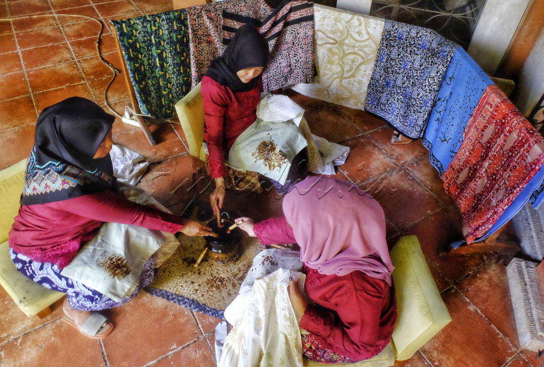 Batik Semarang merupakan salah satu kekayaan kriya asli Semarang yang legendaris. Memiliki keunikan dalam proses, desain serta warna-warni yang alami nan indah.